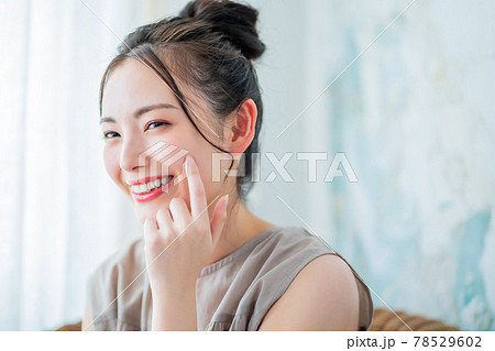20代女性の肌弾力 78529602