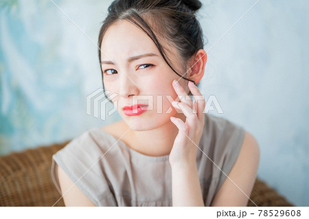 20代後半女子の肌トラブル 78529608
