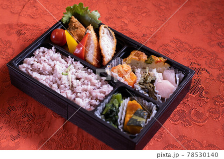 贅沢豪華な手作りによる野菜たっぷりヘルシー弁当 贅沢豪華な手作りによる野菜たっぷりヘルシー弁当 78530140