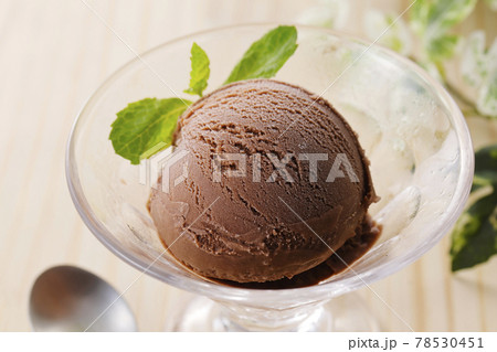 グラスに盛ったチョコレートアイス 78530451