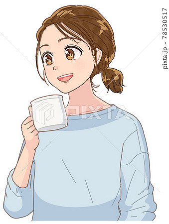 コップで飲み物を飲む若い女性 コップで飲み物を飲む若い女性 78530517