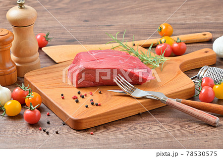 家事、料理、クッキングイメージ。オーストラリア産牛モモ肉赤身のブロック。 78530575