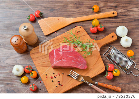 家事、料理、クッキングイメージ。オーストラリア産牛モモ肉赤身のブロック。 78530576