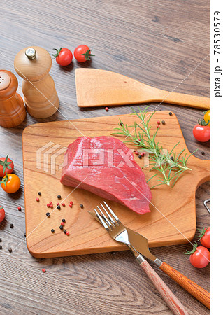 家事、料理、クッキングイメージ。オーストラリア産牛モモ肉赤身のブロック。 78530579