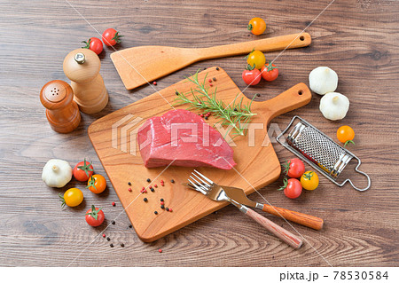 家事、料理、クッキングイメージ。オーストラリア産牛モモ肉赤身のブロック。 78530584