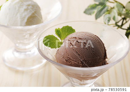 チョコレートアイスとミルクアイス 78530591