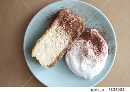 クリームを添えたクッキーボトムの手作りベイクドチーズケーキ 78530854