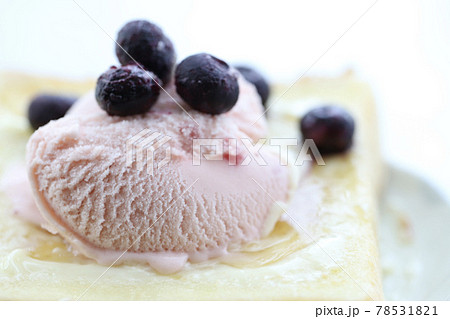 大粒ブルーベリーとイチゴアイスのスイーツトースト 78531821