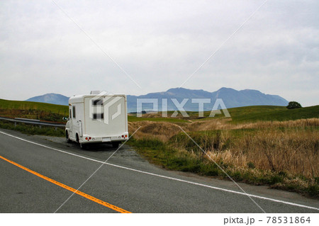 キャンピングカーと草原 78531864