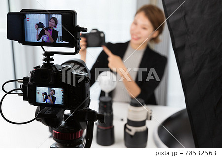 一眼レフカメラで動画を撮影する女性 78532563