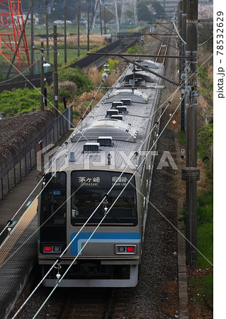 朝ラッシュの入谷駅を行く相模線205系電車 78532629