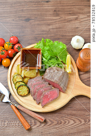 国産牛モモ肉のローストビーフ。赤身肉、牛肉料理。 国産牛モモ肉のローストビーフ。赤身肉、牛肉料理。 78532819