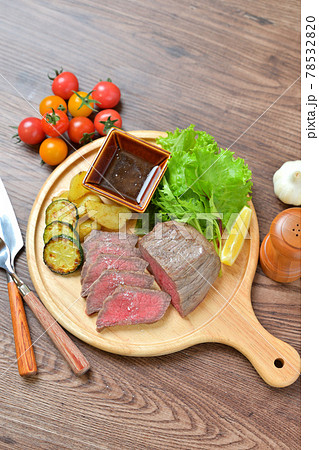 国産牛モモ肉のローストビーフ。赤身肉、牛肉料理。 国産牛モモ肉のローストビーフ。赤身肉、牛肉料理。 78532820