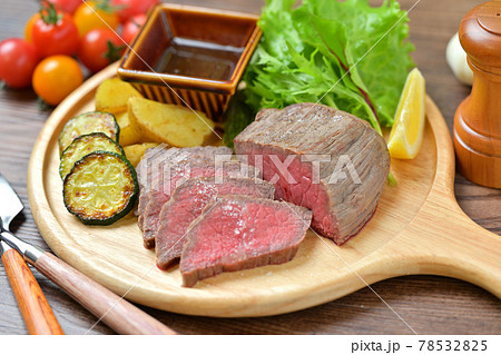 国産牛モモ肉のローストビーフ。赤身肉、牛肉料理。 国産牛モモ肉のローストビーフ。赤身肉、牛肉料理。 78532825