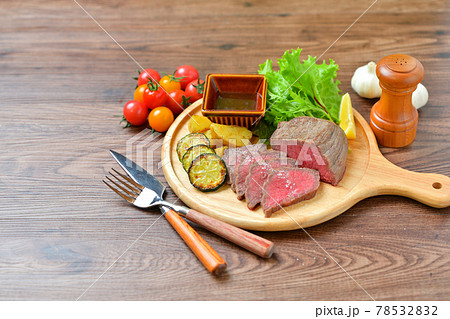 国産牛モモ肉のローストビーフ。赤身肉、牛肉料理。 国産牛モモ肉のローストビーフ。赤身肉、牛肉料理。 78532832