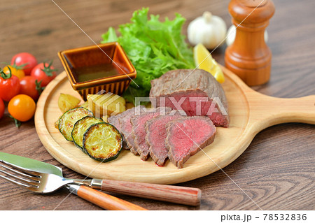 国産牛モモ肉のローストビーフ。赤身肉、牛肉料理。 国産牛モモ肉のローストビーフ。赤身肉、牛肉料理。 78532836