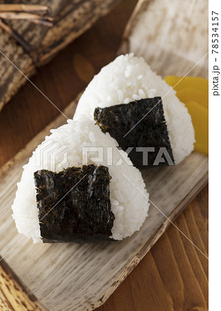 竹の皮で包んだおにぎりの弁当 78534157