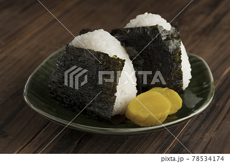 焼き海苔で包んだおにぎり 焼き海苔で包んだおにぎり 78534174