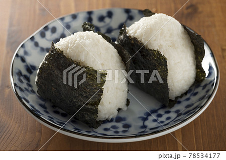 焼き海苔で包んだおにぎり 78534177
