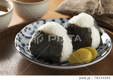 焼き海苔で包んだおにぎり 78534304