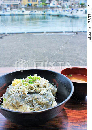 漁港の生しらす丼 78534410