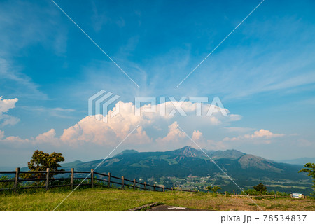 青空と阿蘇の五岳と白い雲の風景 78534837