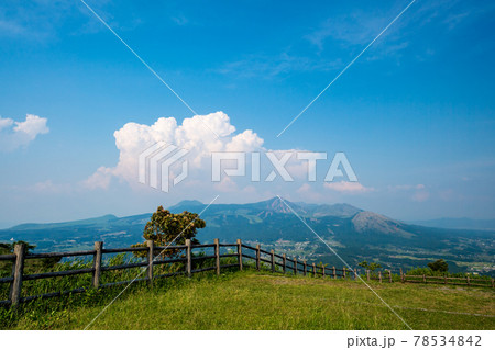 青空と阿蘇の五岳と白い雲の風景 78534842