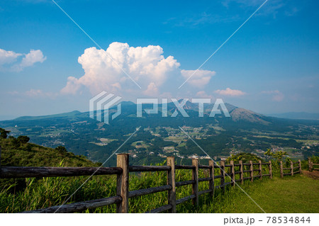 青空と阿蘇の五岳と白い雲の風景 青空と阿蘇の五岳と白い雲の風景 78534844