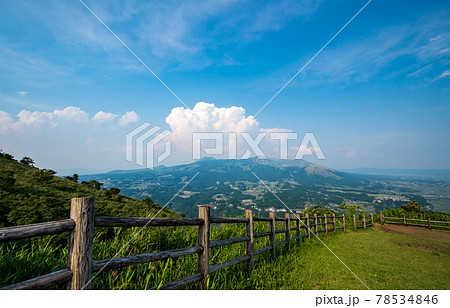 青空と阿蘇の五岳と白い雲の風景 青空と阿蘇の五岳と白い雲の風景 78534846