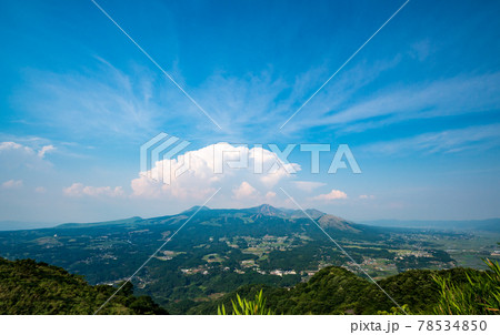青空と阿蘇の五岳と白い雲の風景 78534850