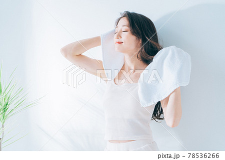 お風呂上がりの女性 78536266