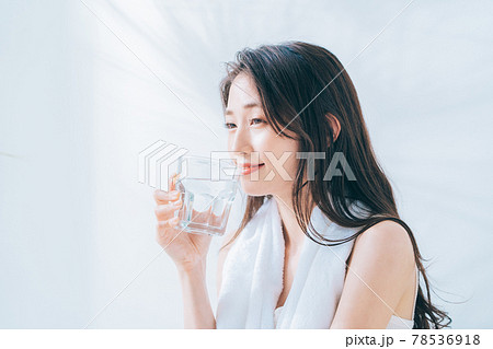 お風呂上がりに水を飲む女性 78536918