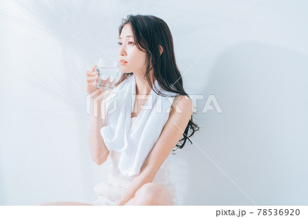 お風呂上がりに水を飲む女性 お風呂上がりに水を飲む女性 78536920