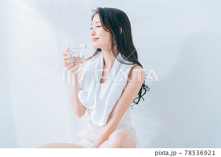 お風呂上がりに水を飲む女性 お風呂上がりに水を飲む女性 78536921