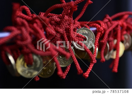 高尾山薬王院 倶利伽羅堂 縁結びの赤い紐 高尾山薬王院 倶利伽羅堂 縁結びの赤い紐 78537108