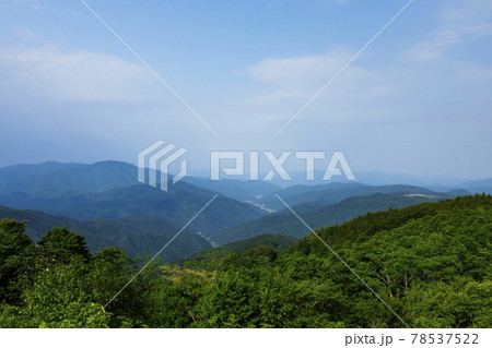 晴れた山頂の景色 晴れた山頂の景色 78537522