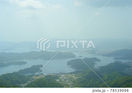 黄砂吹き荒れるリアス式海岸の景色 78539098