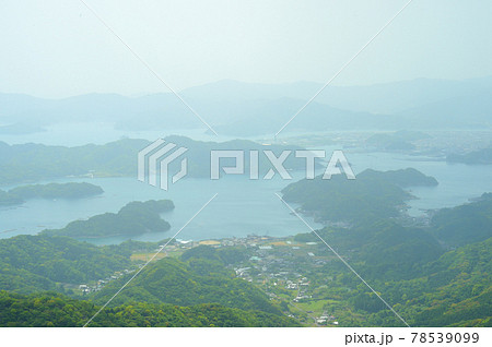 黄砂吹き荒れるリアス式海岸の景色 78539099