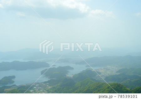 黄砂吹き荒れるリアス式海岸の景色 78539101