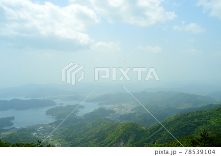 黄砂吹き荒れるリアス式海岸の景色 78539104