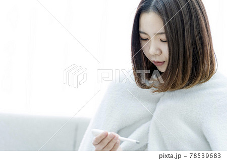 病気　風邪　寒気　悪寒　熱　発熱　女性　体温計 78539683