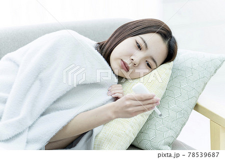 病気　風邪　寒気　悪寒　熱　発熱　女性　体温計 78539687