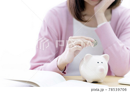 貯金　貯蓄　貯金箱　豚の貯金箱　人物　女性 78539706