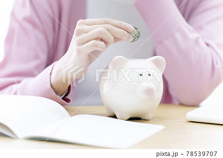 貯金　貯蓄　貯金箱　豚の貯金箱　人物　女性 78539707