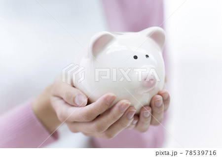 貯金　貯蓄　貯金箱　豚の貯金箱　人物　女性 78539716