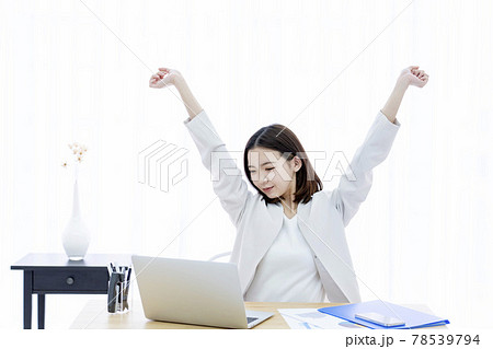 伸びをする女性 78539794