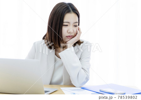 ほおずえをつく女性 78539802