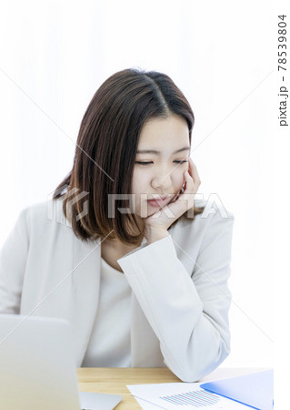 ほおずえをつく女性 78539804