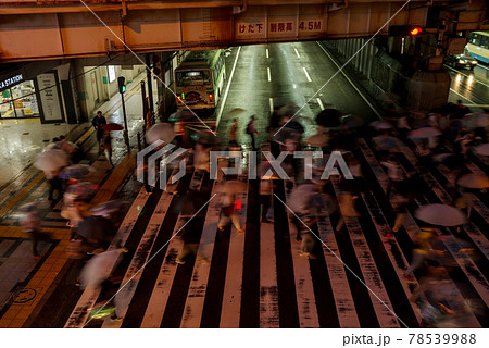 雨の夜の大阪駅駅前の横断歩道 雨の夜の大阪駅駅前の横断歩道 78539988