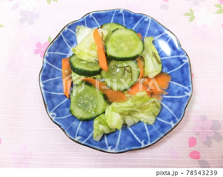 きゅうりとキャベツと人参の浅漬け きゅうりとキャベツと人参の浅漬け 78543239